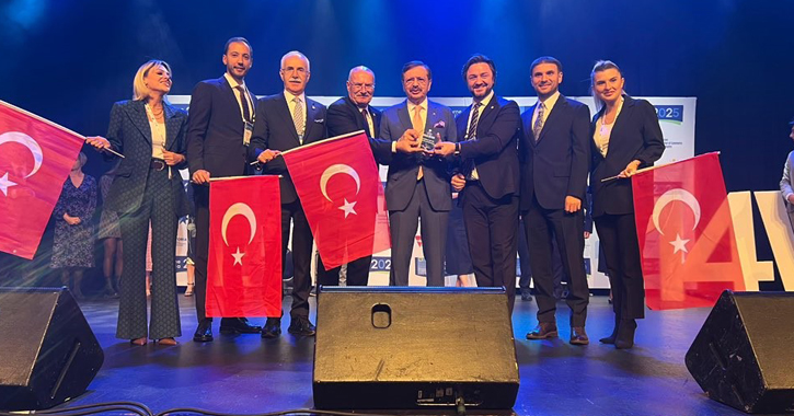 ICC Türkiye, TOBB ve Dünya Odalar Federasyonu (WCF) Başkanı  M. Rifat Hisarcıklıoğlu M. Rifat Hisarcıklıoğlu Avustralya Melbourne’de  gerçekleştirilen Dünya Odalar Kongresi kapsamında yapılan Dünya Odalar  Yarışması’nda En İyi Oda İnovasyon Projesi kategorisinde dünya birincisi olan  Ankara Ticaret Odası’nı ve En İyi Yeşil Dönüşüm Projesi kategorisinde finale  kalarak dünyanın en iyi üç odası arasında yer alan Denizli Sanayi Odası ile  Eskişehir Sanayi Odası’nı kutladı.